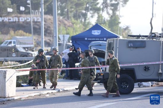 11月18日，在约旦河西岸古什埃齐翁路口，安全人员封锁袭击现场。新华社发（贾马尔·阿瓦德摄）