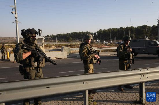 11月18日，在约旦河西岸古什埃齐翁路口，安全人员封锁袭击现场。新华社发（贾马尔·阿瓦德摄）