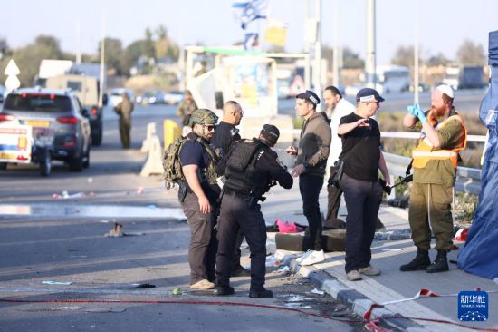 11月18日，在约旦河西岸古什埃齐翁路口，安全人员在袭击现场开展工作。新华社发（贾马尔·阿瓦德摄）